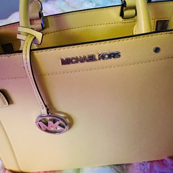 Gorgeous MK Purse Set - Picture 7 of 15